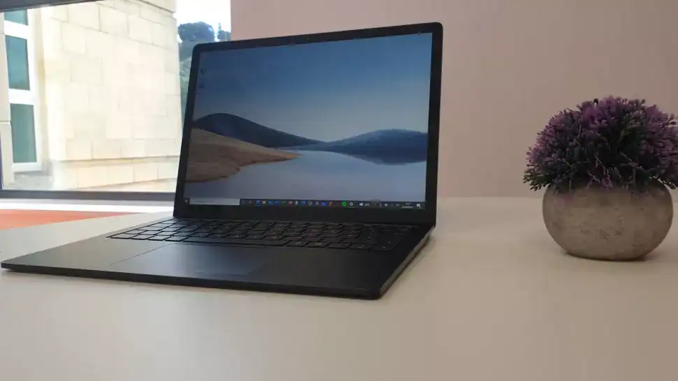 Microsoft'tan harika bir modern dizüstü bilgisayar.