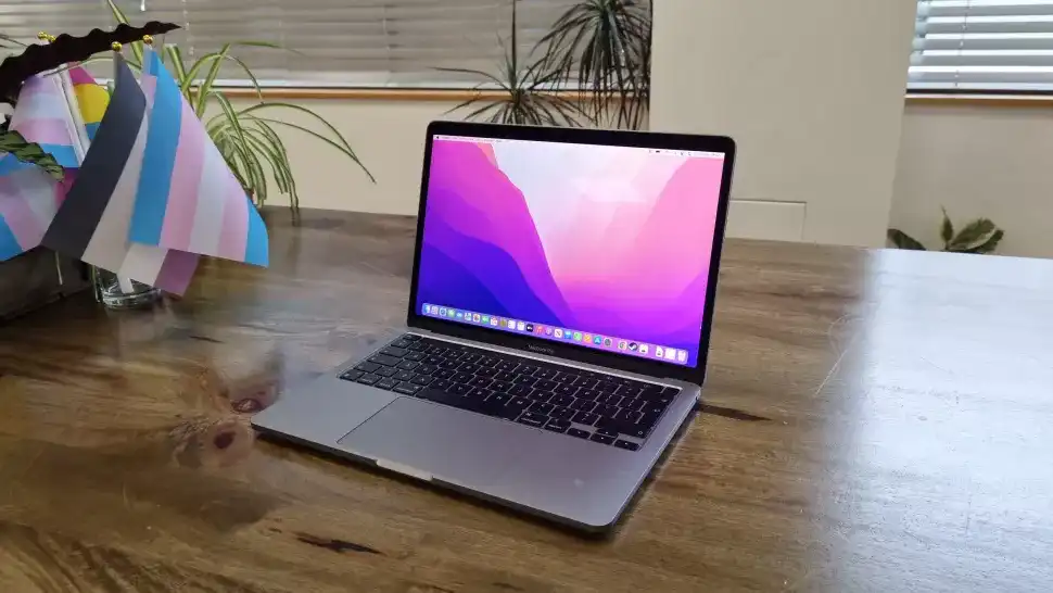 Apple'dan üst düzey bir laptop daha.
