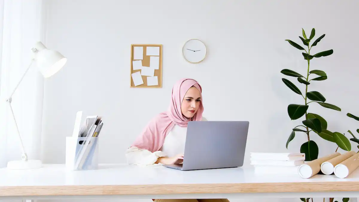 Adobe programları için laptop önerisi 2023